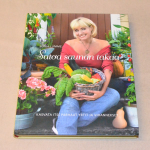 Sonja Lumme Satoa saunan takaa