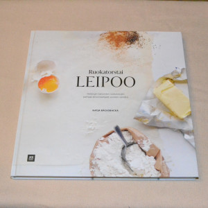Katja Bäcksbacka Ruokatorstai leipoo