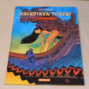 Valkoinen tiikeri 4 Vakoojatar katolla