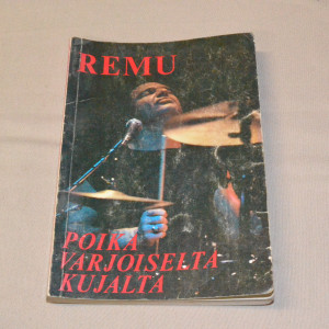 Remu Poika varjoiselta kujalta