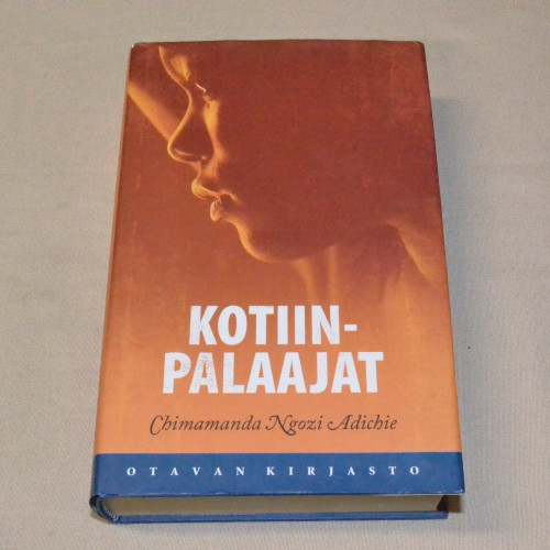 Chimamanda Ngozi Adichie Kotiinpalaajat