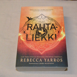Rebecca Yarros Rautaliekki