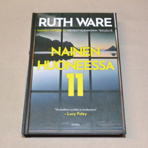 Ruth Ware Nainen huoneessa 11